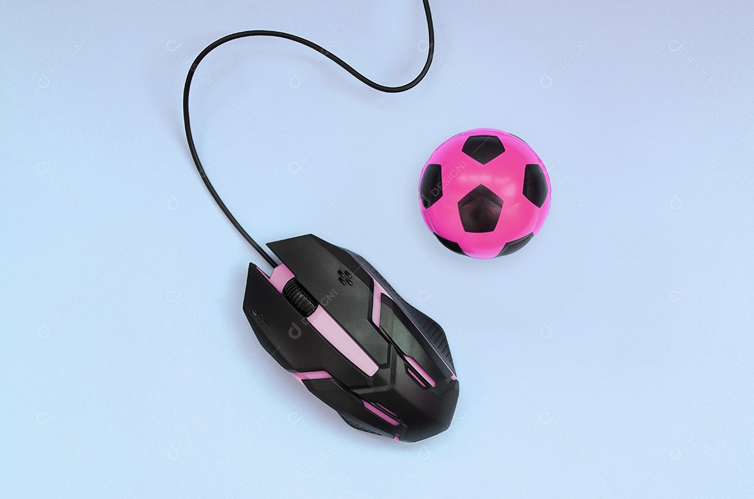 Bola de futebol com mouse de computador sobre fundo azul