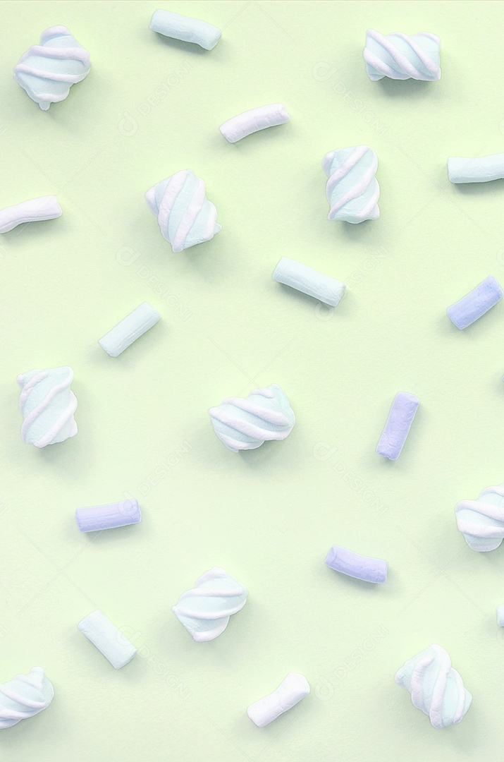 Marshmallow colorido disposto em fundo de papel limão