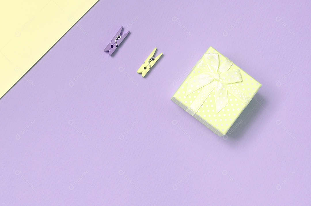 Caixa de presente e dois prendedor sobre fundo claro