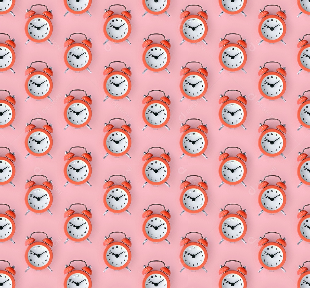 Novo despertador em fundo de cor vermelha coral.