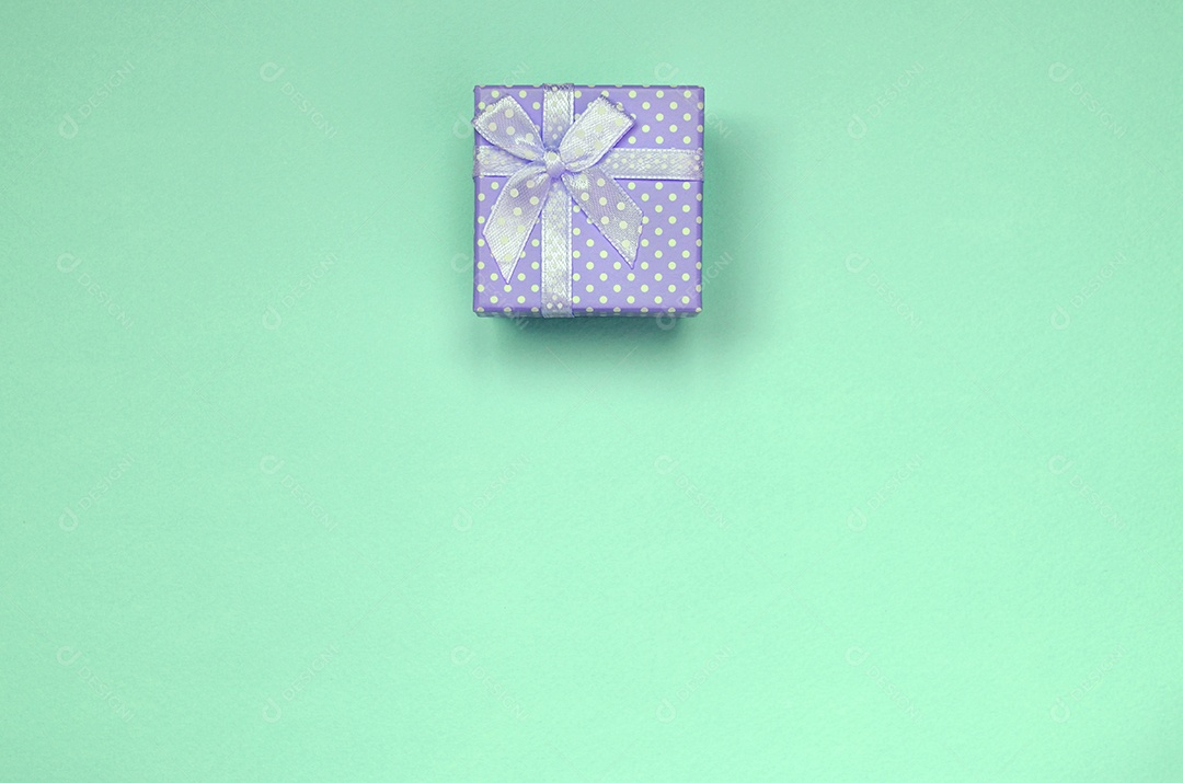 Pequena caixa de presente lilás sobre fundo claro
