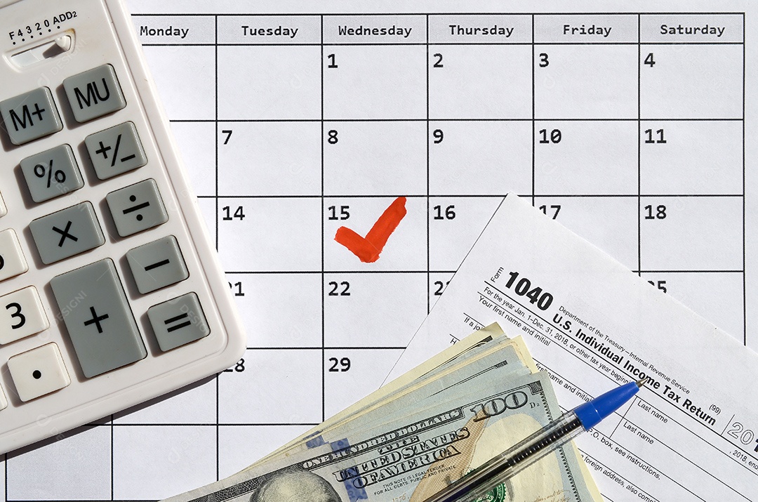 Declaração de Imposto de Renda Individual em branco com notas de dólar