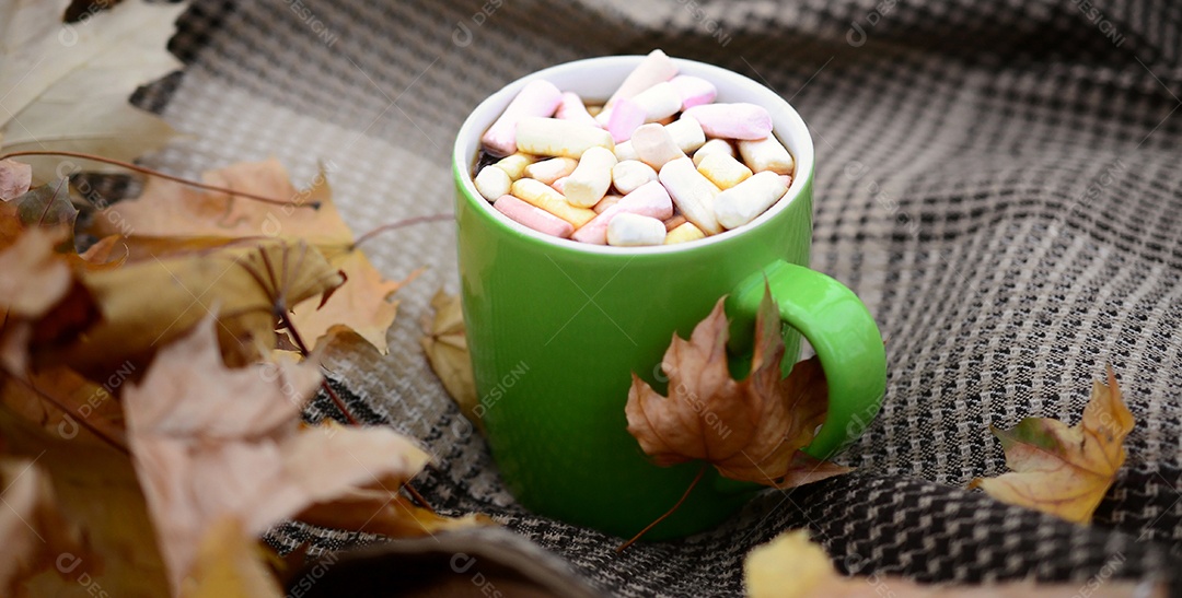 Xícara de café em cima xadrez com folhas do outono