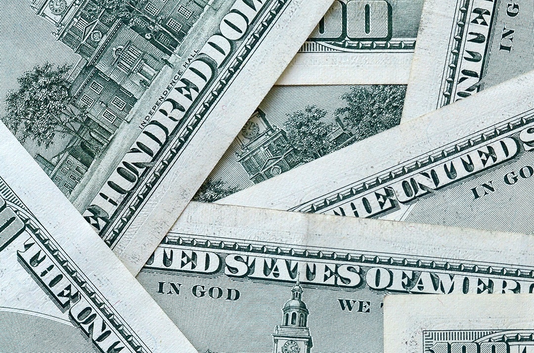 Cenário abstrato com muitas notas de cem dólares fechadas