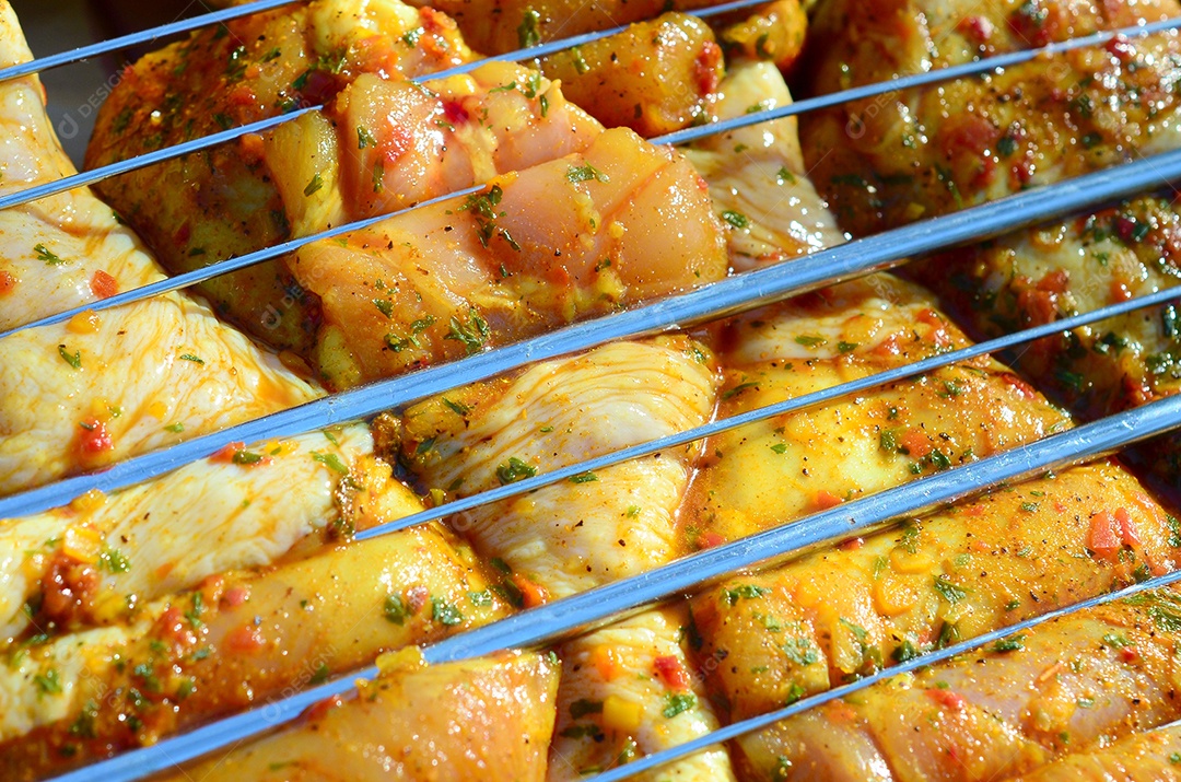 Pernas de frango marinadas em churrasqueira quente a carvão