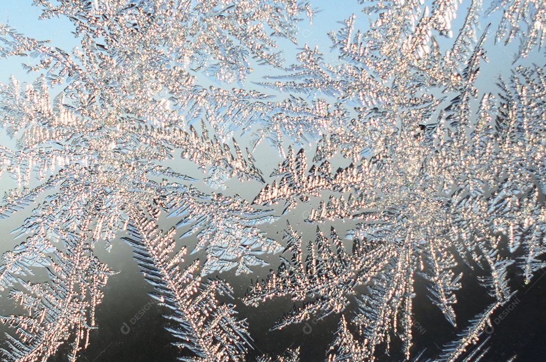 Flocos de neve com gelo em janela de vidro