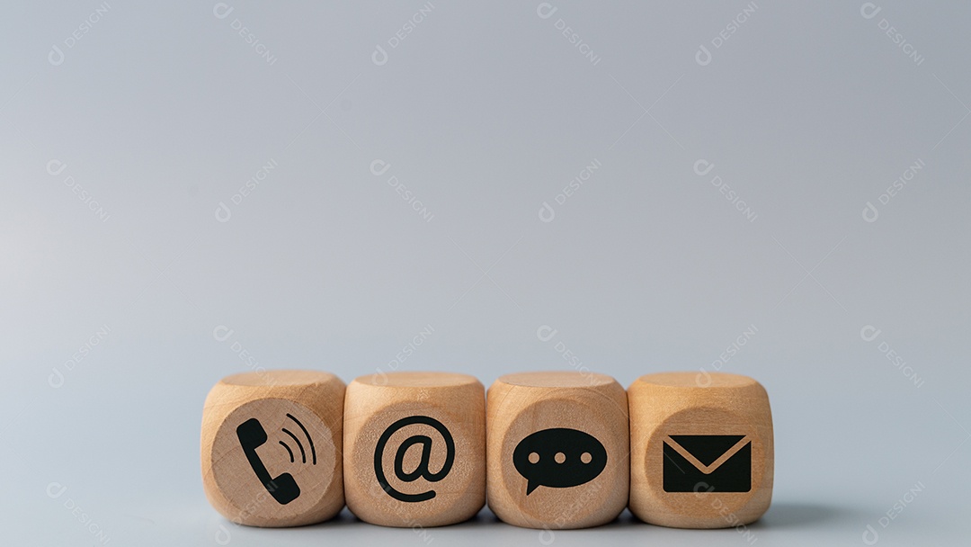 Blocos de madeira sobre fundo isolado