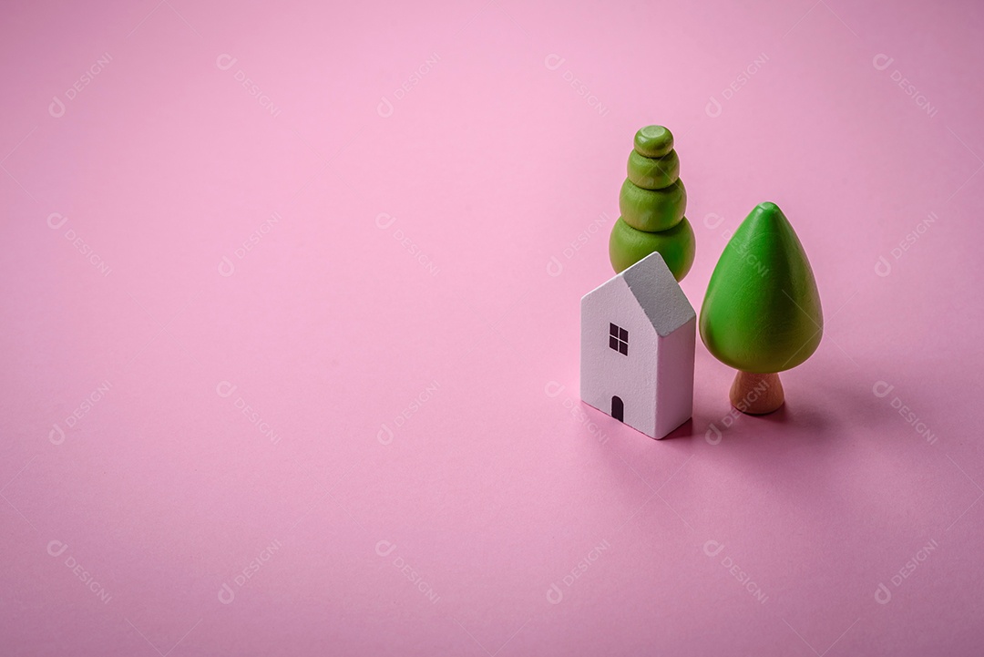 Uma pequena casa de madeira e a inscrição vendidas. Conceito de venda, aluguer de imóveis para uma família. Agência imobiliária, venda de casas e apartamentos novos