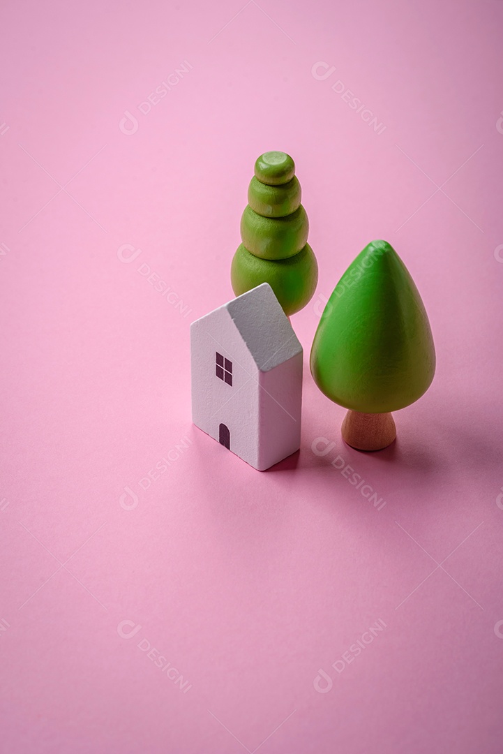 Uma pequena casa de madeira e a inscrição vendidas. Conceito de venda, aluguer de imóveis para uma família. Agência imobiliária, venda de casas e apartamentos novos