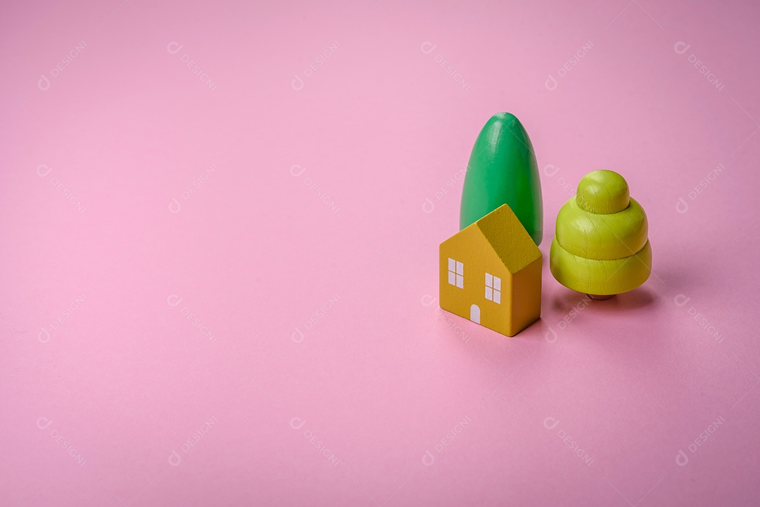 Uma pequena casa de madeira e a inscrição vendidas. Conceito de venda, aluguer de imóveis para uma família. Agência imobiliária, venda de casas e apartamentos novos