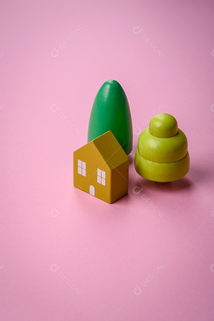 Uma pequena casa de madeira e a inscrição vendidas. Conceito de venda, aluguer de imóveis para uma família. Agência imobiliária, venda de casas e apartamentos novos