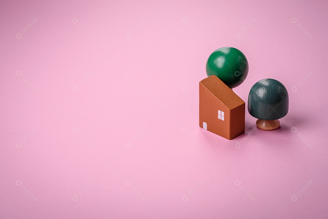 Uma pequena casa de madeira e a inscrição vendidas. Conceito de venda, aluguer de imóveis para uma família. Agência imobiliária, venda de casas e apartamentos novos