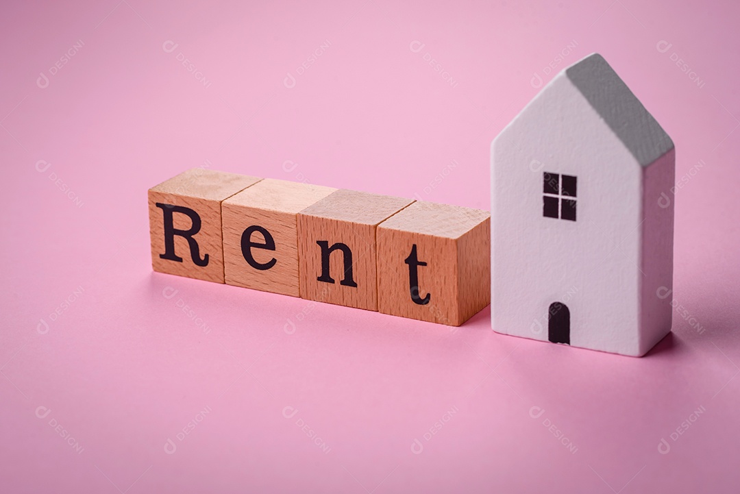 Uma pequena casa de madeira e a inscrição vendidas. Conceito de venda, aluguer de imóveis para uma família. Agência imobiliária, venda de casas e apartamentos novos