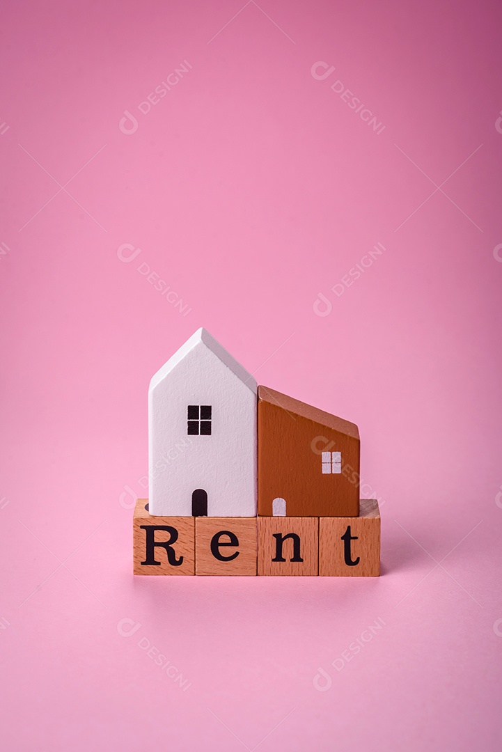 Uma pequena casa de madeira e a inscrição vendidas. Conceito de venda, aluguer de imóveis para uma família. Agência imobiliária, venda de casas e apartamentos novos