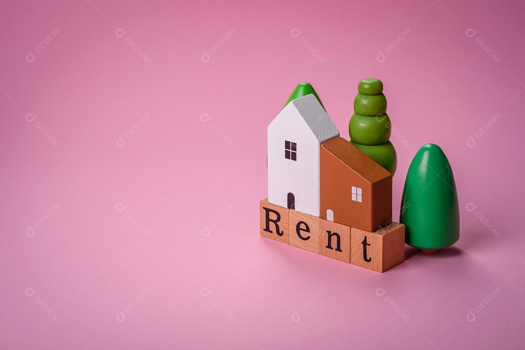 Uma pequena casa de madeira e a inscrição vendidas. Conceito de venda, aluguer de imóveis para uma família. Agência imobiliária, venda de casas e apartamentos novos