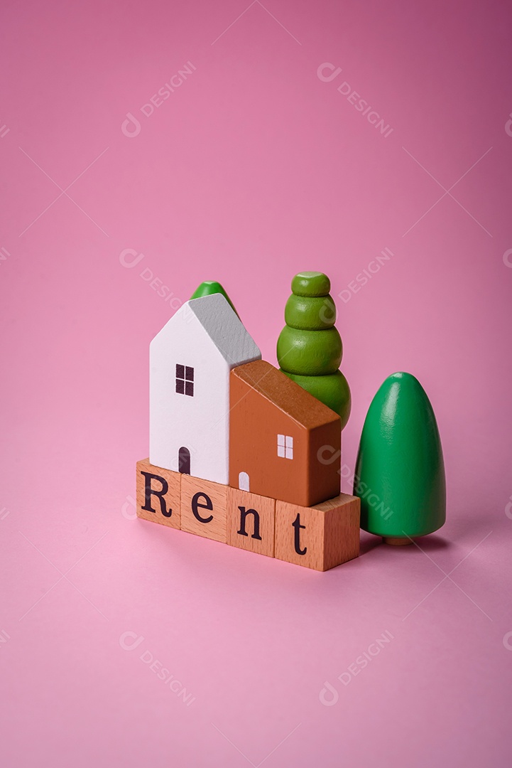 Uma pequena casa de madeira e a inscrição vendidas. Conceito de venda, aluguer de imóveis para uma família. Agência imobiliária, venda de casas e apartamentos novos