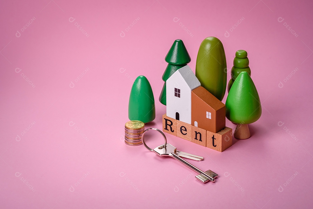 Uma pequena casa de madeira e a inscrição vendidas. Conceito de venda, aluguer de imóveis para uma família. Agência imobiliária, venda de casas e apartamentos novos