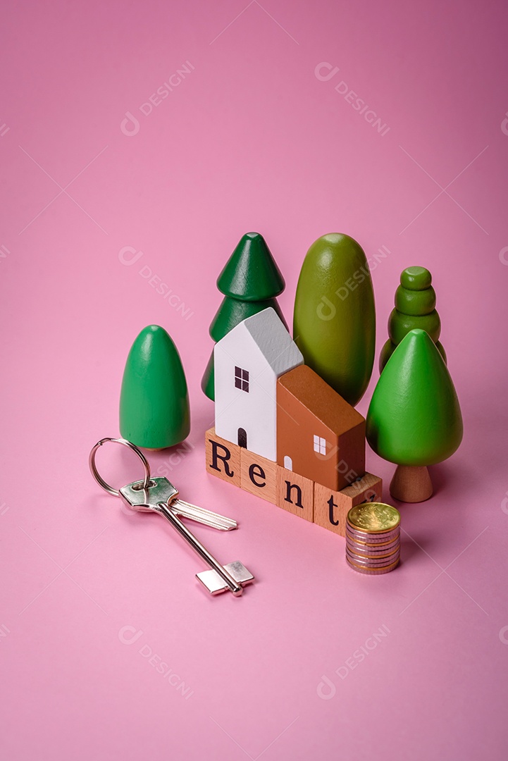 Uma pequena casa de madeira e a inscrição vendidas. Conceito de venda, aluguer de imóveis para uma família. Agência imobiliária, venda de casas e apartamentos novos