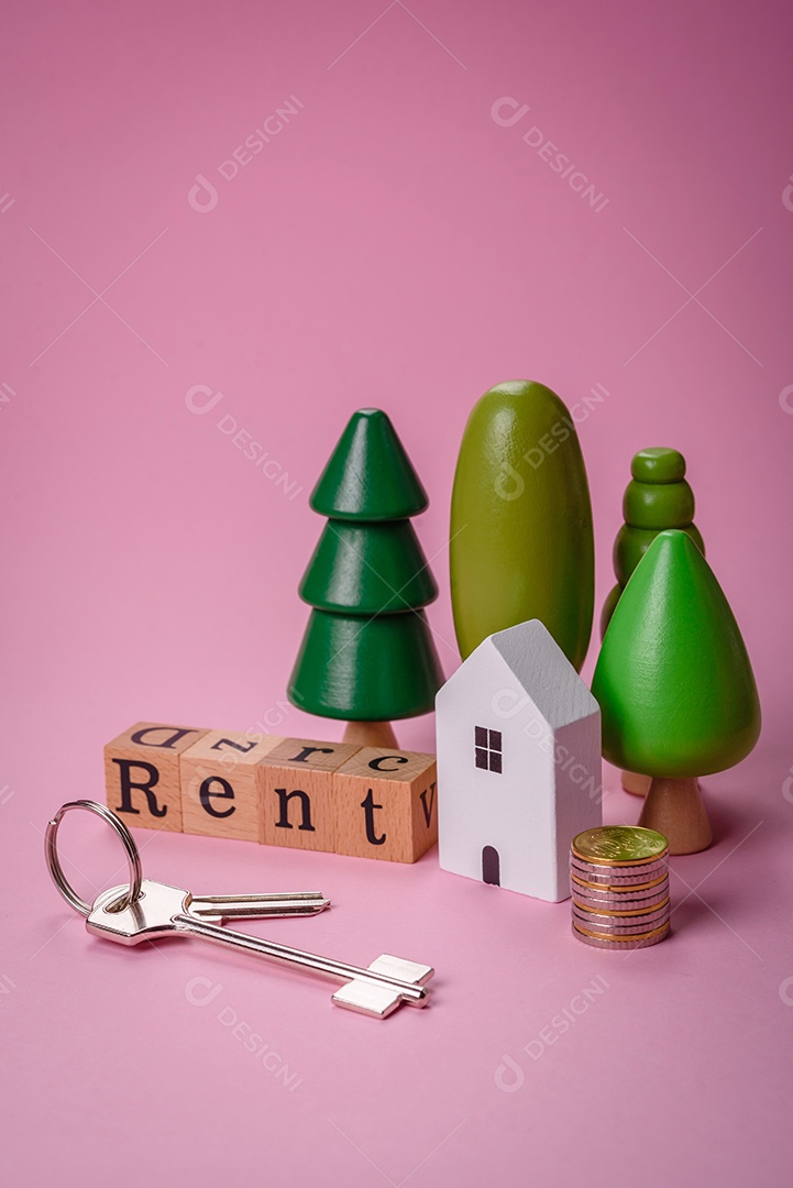 Uma pequena casa de madeira e a inscrição vendidas. Conceito de venda, aluguer de imóveis para uma família. Agência imobiliária, venda de casas e apartamentos novos