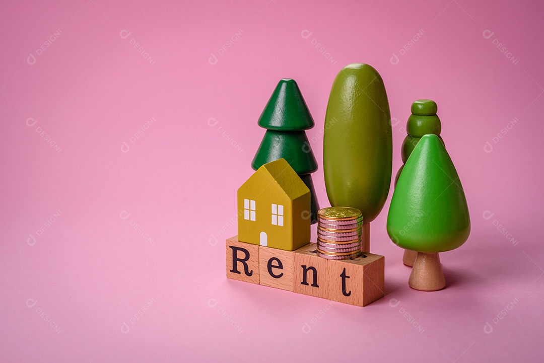 Uma pequena casa de madeira e a inscrição vendidas. Conceito de venda, aluguer de imóveis para uma família. Agência imobiliária, venda de casas e apartamentos novos