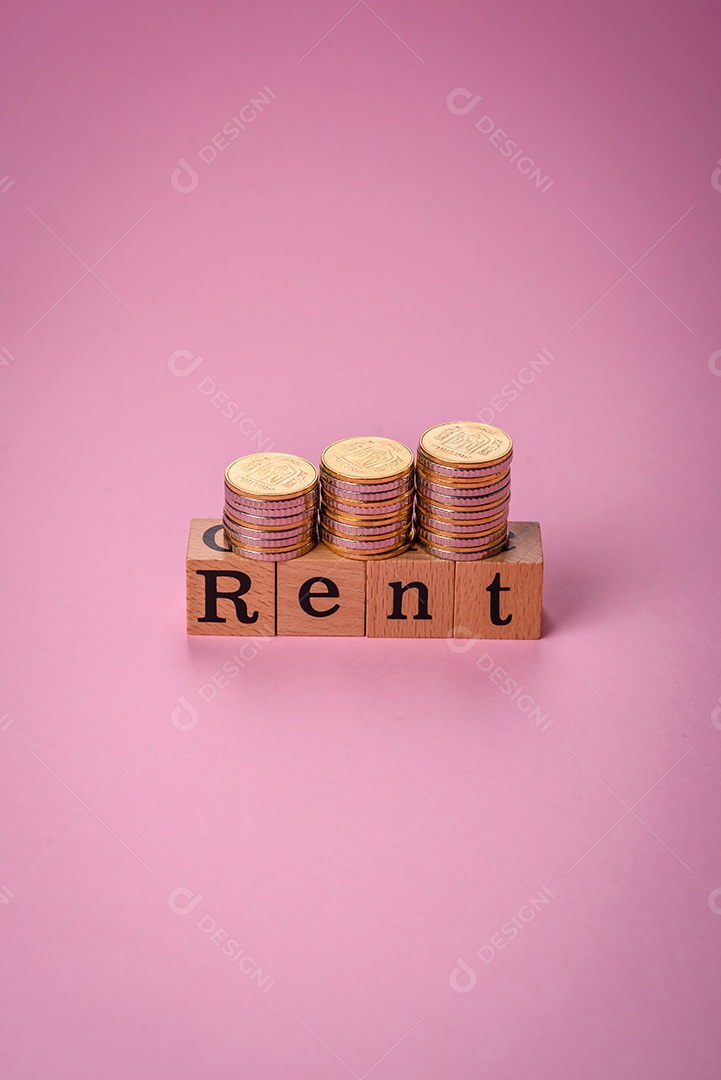 Uma pequena casa de madeira e a inscrição vendidas. Conceito de venda, aluguer de imóveis para uma família. Agência imobiliária, venda de casas e apartamentos novos