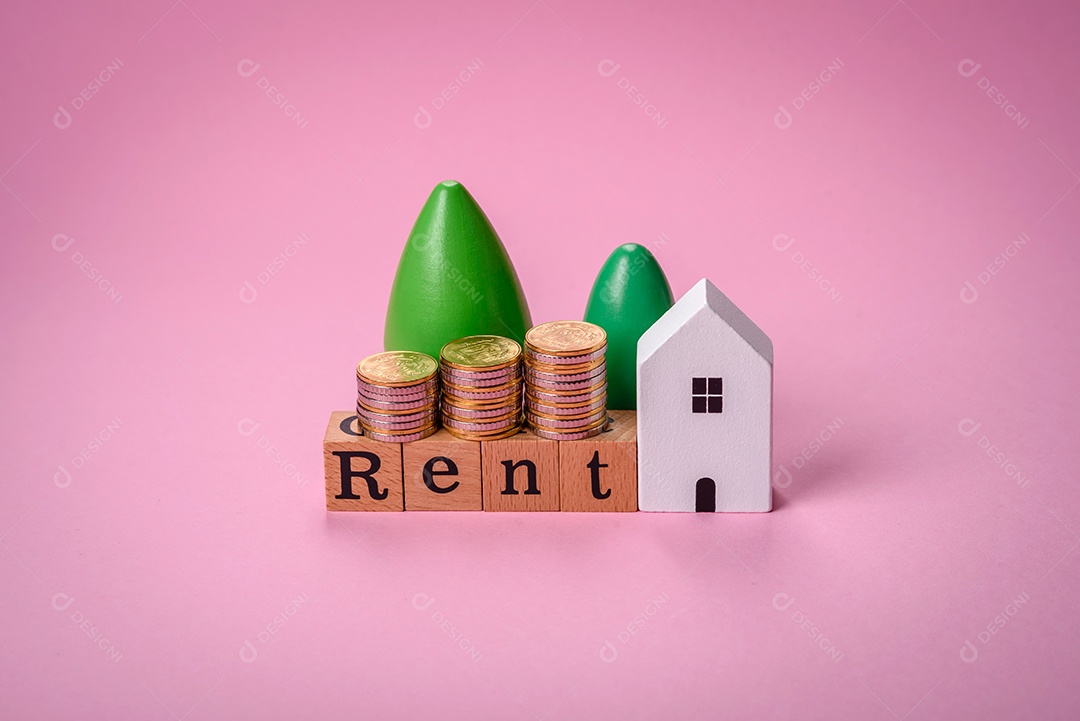 Uma pequena casa de madeira e a inscrição vendidas. Conceito de venda, aluguer de imóveis para uma família. Agência imobiliária, venda de casas e apartamentos novos