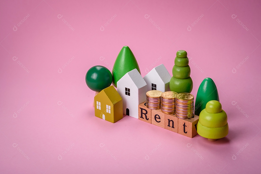 Uma pequena casa de madeira e a inscrição vendidas. Conceito de venda, aluguer de imóveis para uma família. Agência imobiliária, venda de casas e apartamentos novos