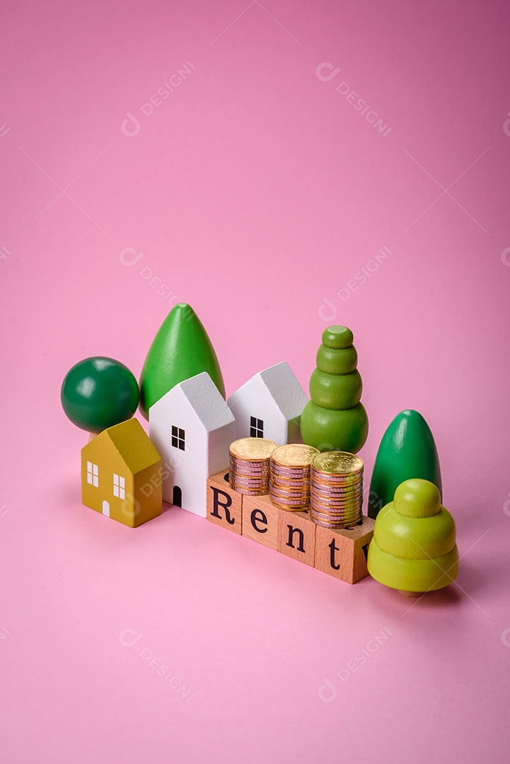 Uma pequena casa de madeira e a inscrição vendidas. Conceito de venda, aluguer de imóveis para uma família. Agência imobiliária, venda de casas e apartamentos novos