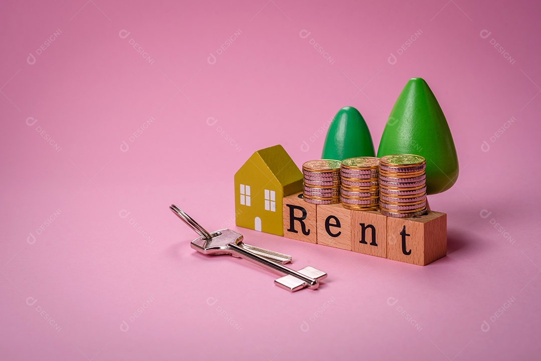 Uma pequena casa de madeira e a inscrição vendidas. Conceito de venda, aluguer de imóveis para uma família. Agência imobiliária, venda de casas e apartamentos novos