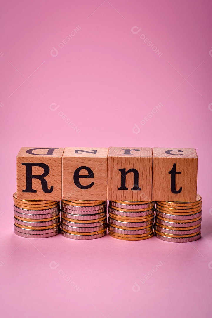 Uma pequena casa de madeira e a inscrição vendidas. Conceito de venda, aluguer de imóveis para uma família. Agência imobiliária, venda de casas e apartamentos novos