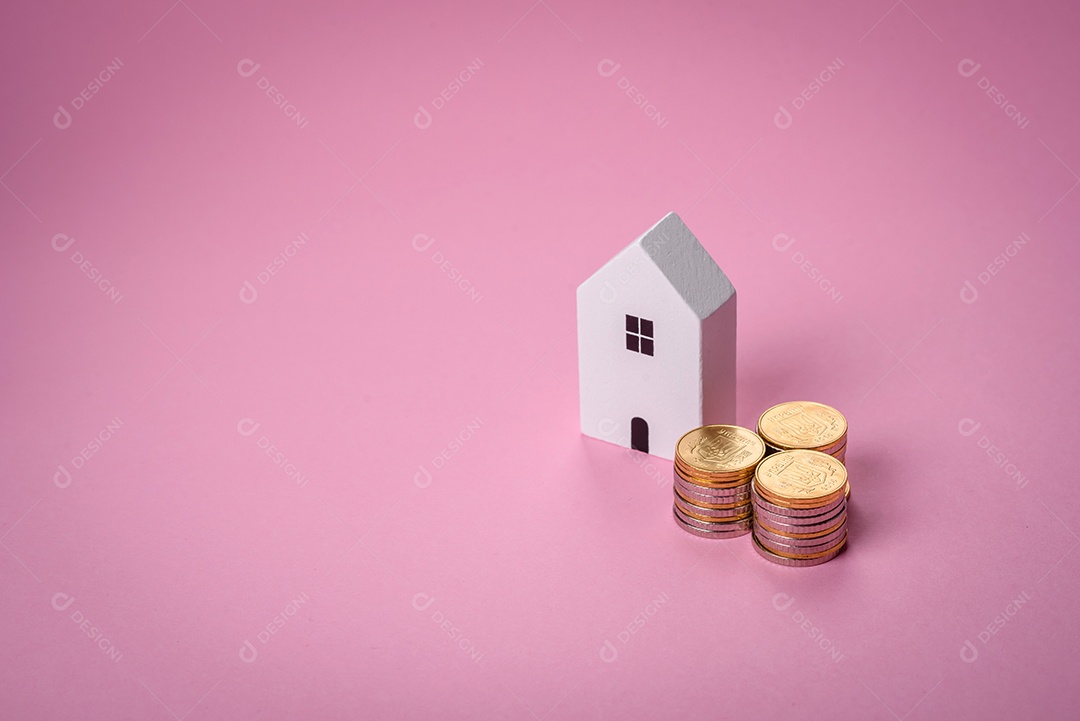 Uma pequena casa de madeira e a inscrição vendidas. Conceito de venda, aluguer de imóveis para uma família. Agência imobiliária, venda de casas e apartamentos novos