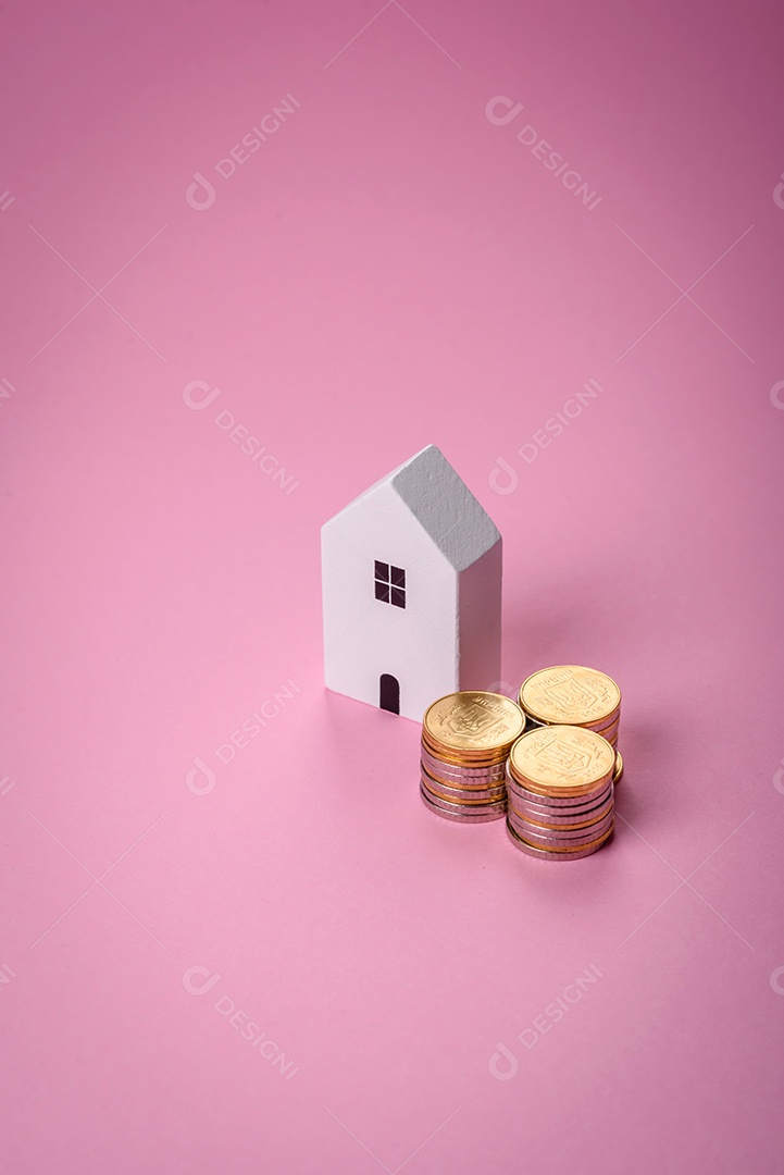 Uma pequena casa de madeira e a inscrição vendidas. Conceito de venda, aluguer de imóveis para uma família. Agência imobiliária, venda de casas e apartamentos novos