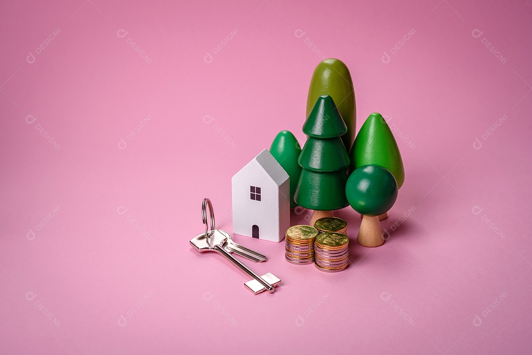 Uma pequena casa de madeira e a inscrição vendidas. Conceito de venda, aluguer de imóveis para uma família. Agência imobiliária, venda de casas e apartamentos novos