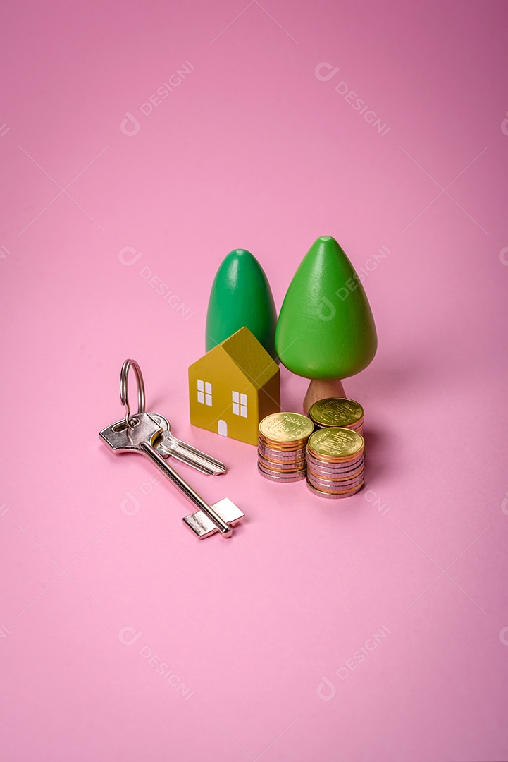 Uma pequena casa de madeira e a inscrição vendidas. Conceito de venda, aluguer de imóveis para uma família. Agência imobiliária, venda de casas e apartamentos novos