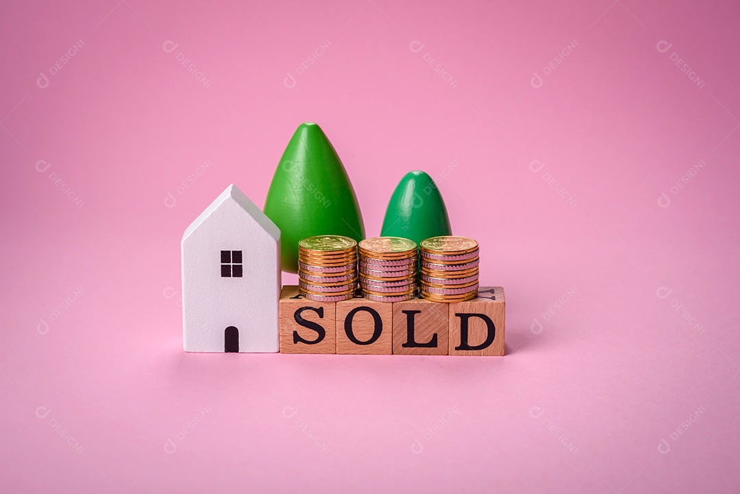 Uma pequena casa de madeira e a inscrição vendidas. Conceito de venda, aluguer de imóveis para uma família. Agência imobiliária, venda de casas e apartamentos novos