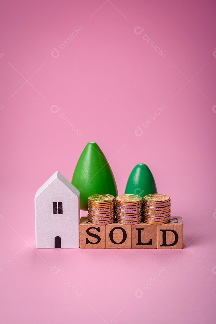 Uma pequena casa de madeira e a inscrição vendidas. Conceito de venda, aluguer de imóveis para uma família. Agência imobiliária, venda de casas e apartamentos novos