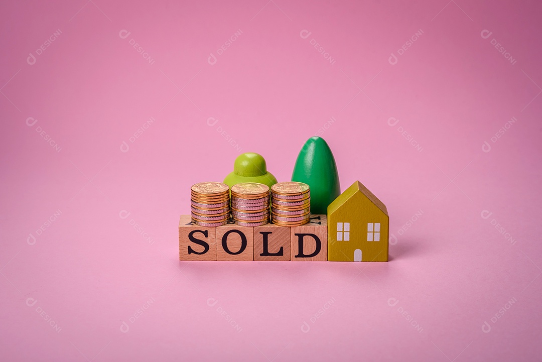 Uma pequena casa de madeira e a inscrição vendidas. Conceito de venda, aluguer de imóveis para uma família. Agência imobiliária, venda de casas e apartamentos novos