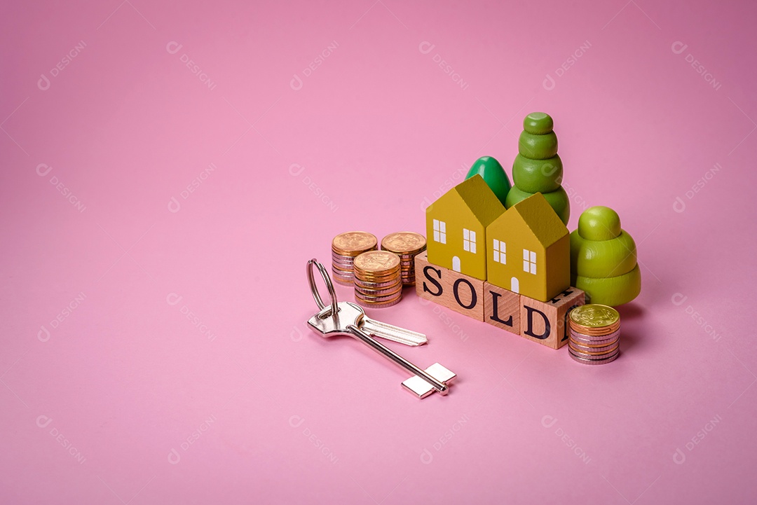 Uma pequena casa de madeira e a inscrição vendidas. Conceito de venda, aluguer de imóveis para uma família. Agência imobiliária, venda de casas e apartamentos novos