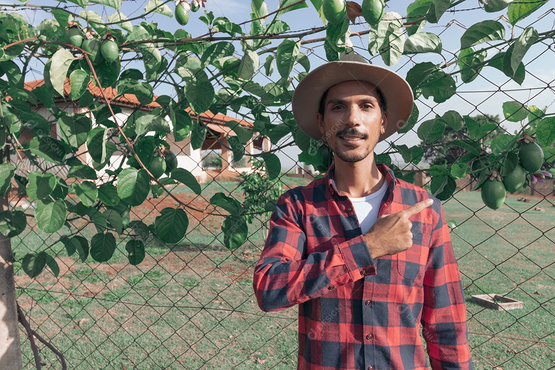 Fazendeiro negro usando chapéu isolado em fundo branco