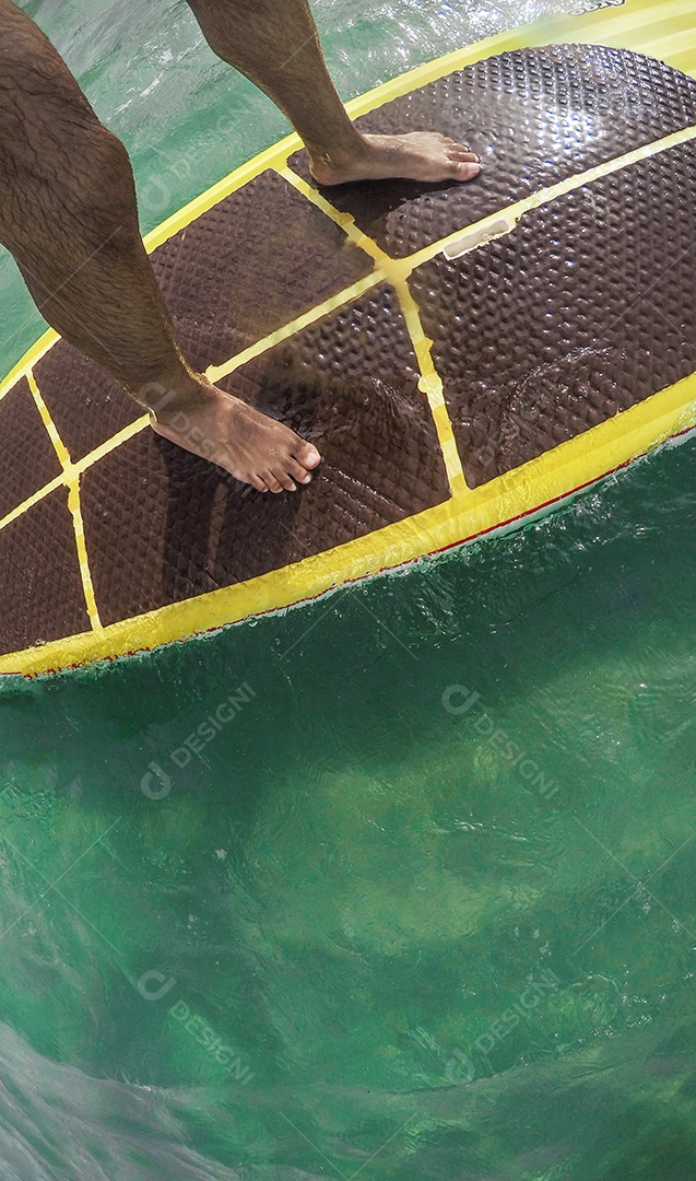 Homem jovem negro se divertindo praticando Stand Up paddle no mar