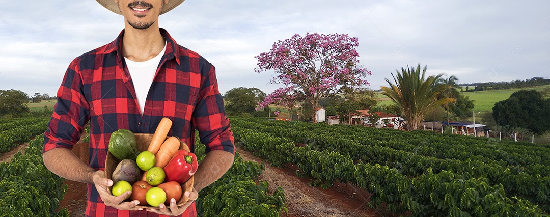 Homem jovem usando roupas típicas de São João sobre fundo isolado