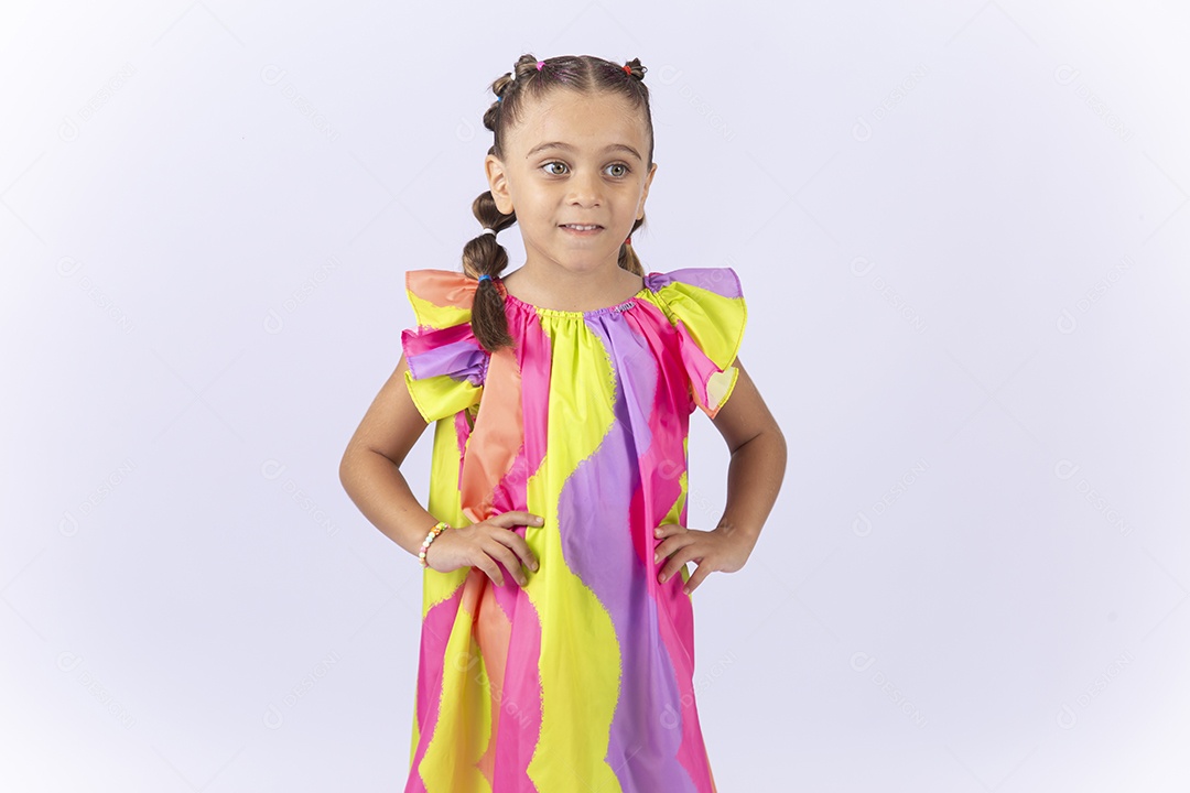 Menina sorridente usando vestido colorido sobre um fundo isolado branco.