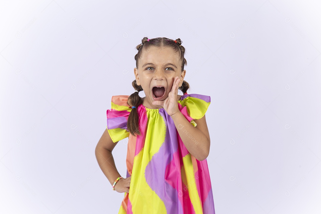 Menina sorridente usando vestido colorido sobre um fundo isolado branco.