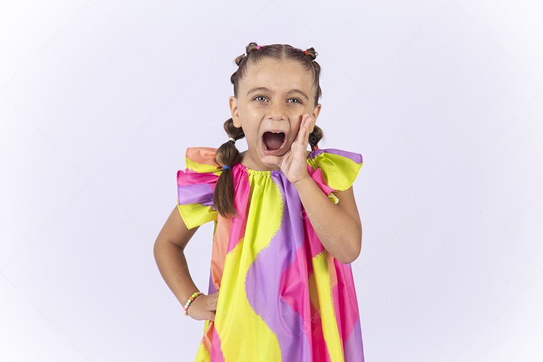 Menina sorridente usando vestido colorido sobre um fundo isolado branco.