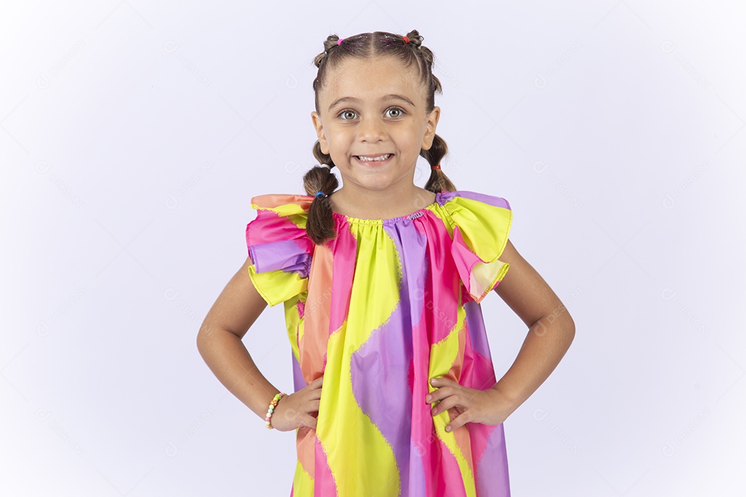 Menina sorridente usando vestido colorido sobre um fundo isolado branco.
