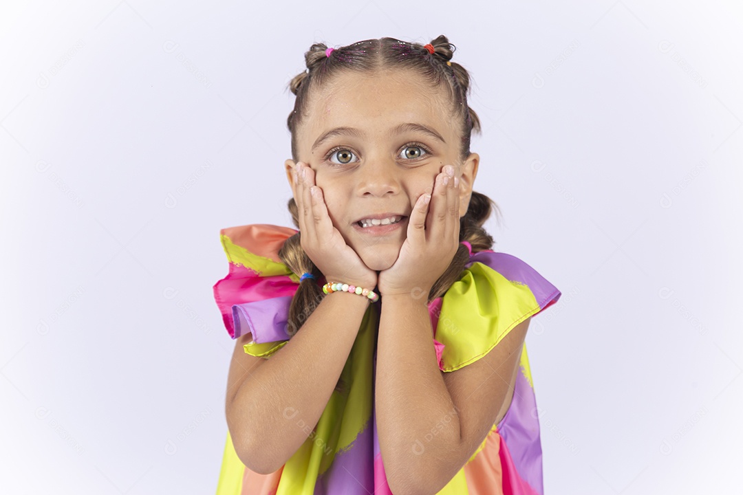 Menina sorridente usando vestido colorido sobre um fundo isolado branco.