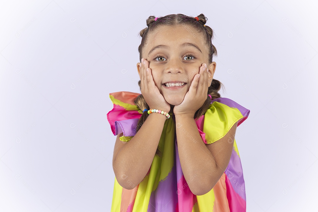 Menina sorridente usando vestido colorido sobre um fundo isolado branco.
