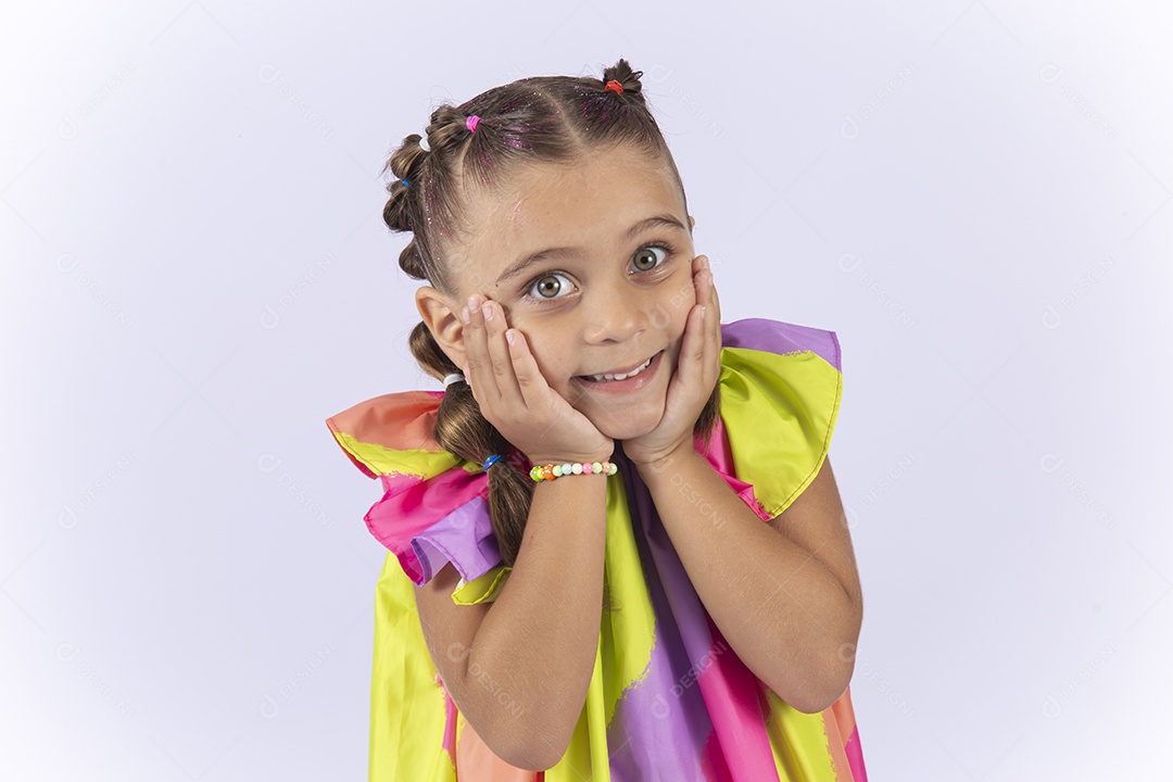 Menina sorridente usando vestido colorido sobre um fundo isolado branco.