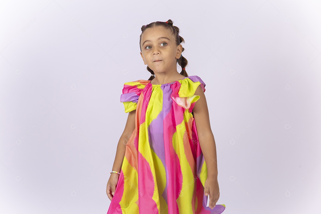 Linda menina usando vestido colorido sobre um fundo isolado branco.