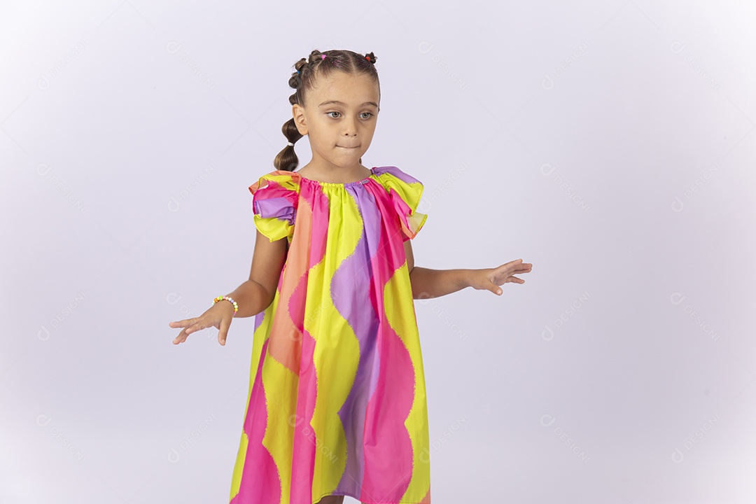 Linda menina usando vestido colorido sobre um fundo isolado branco.